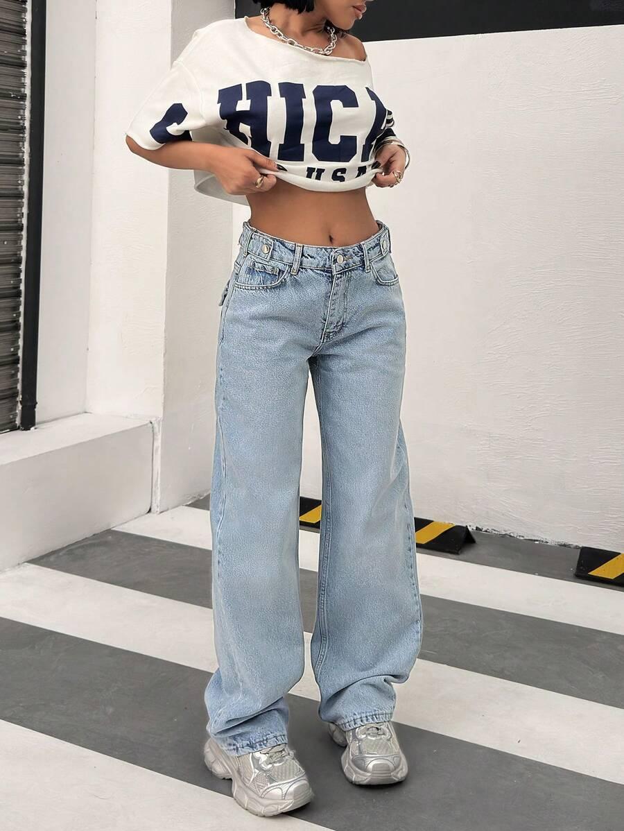 niebieskie spodnie jeans