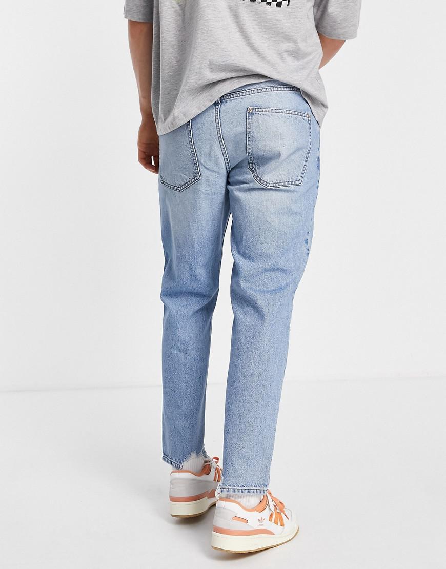 niebieskie spodnie jeans