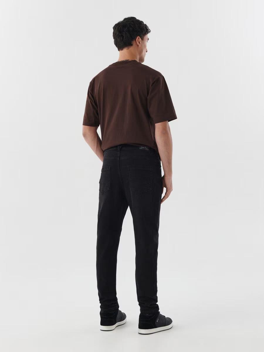 czarne spodnie carrot jeans