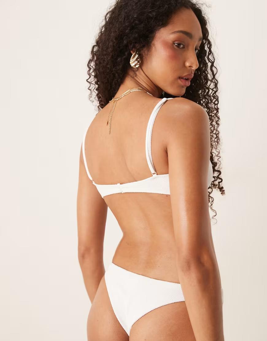 biała góra od bikini