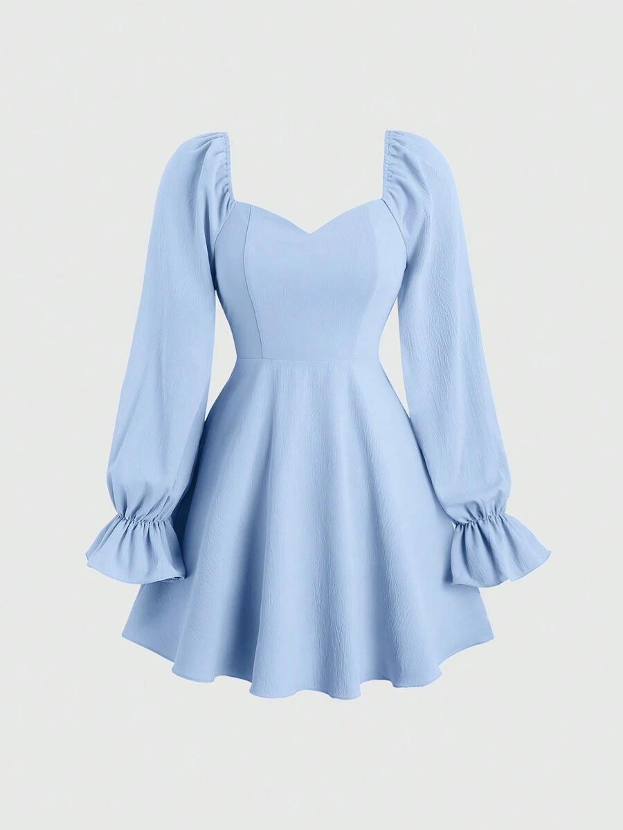 NIEBIESKA ROZKLOSZOWANA MINI SUKIENKA