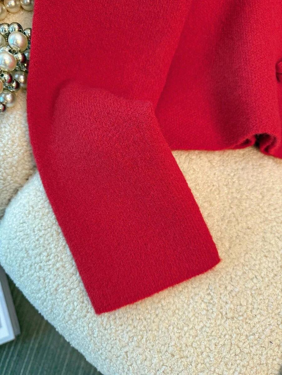 czerwony sweter zdobienia