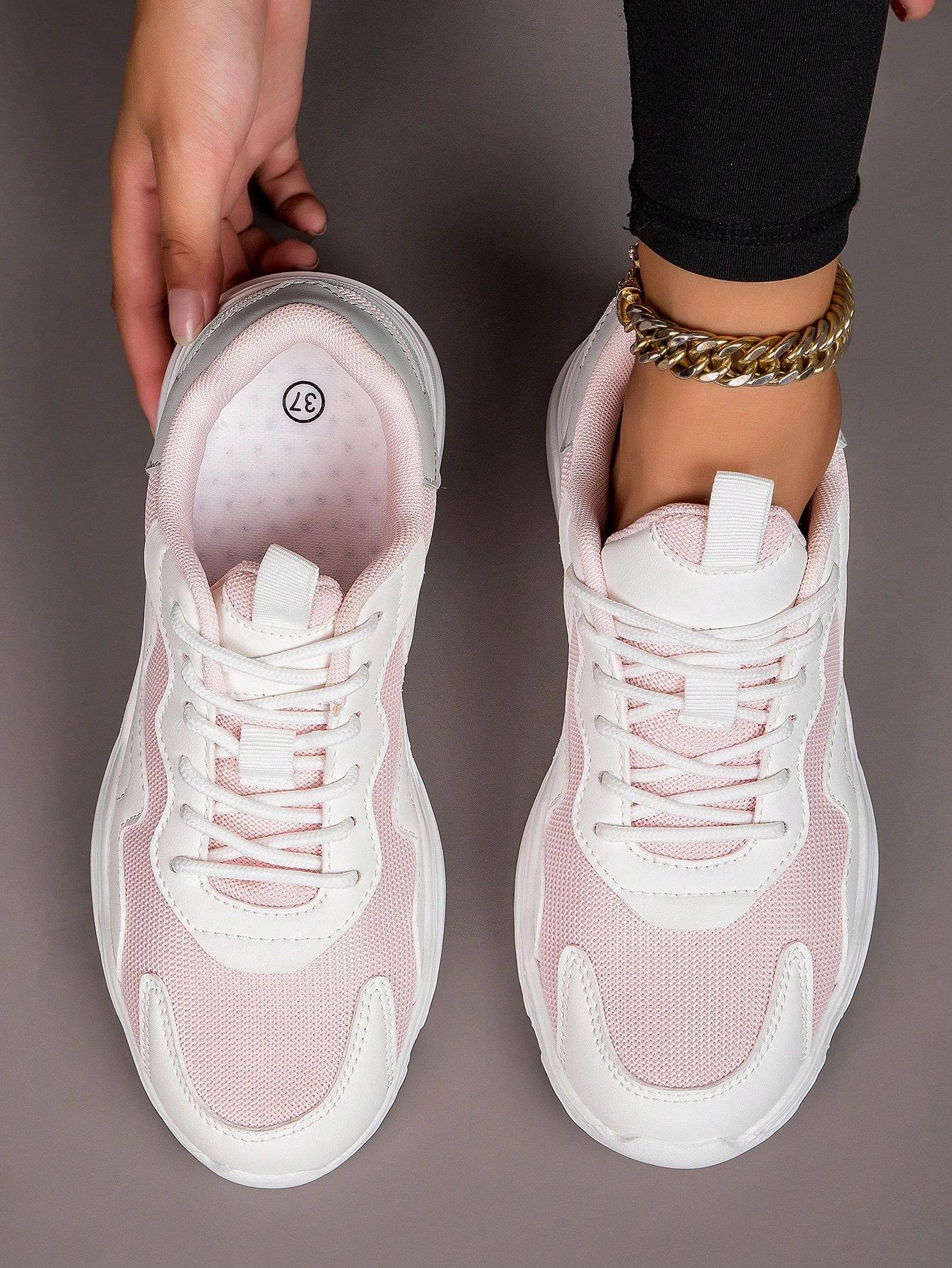 sznurowane buty sportowe