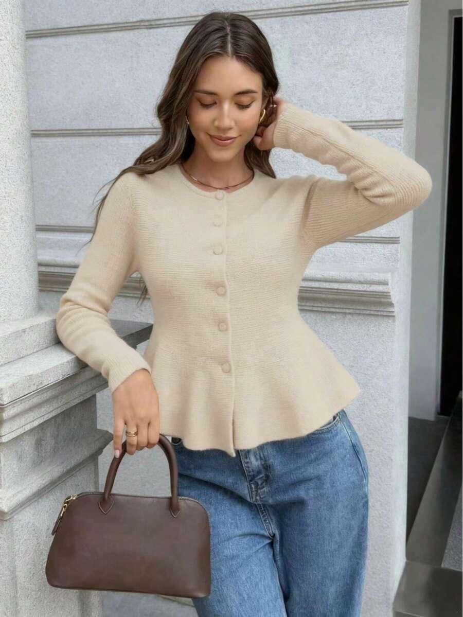 beżowy sweter guziki