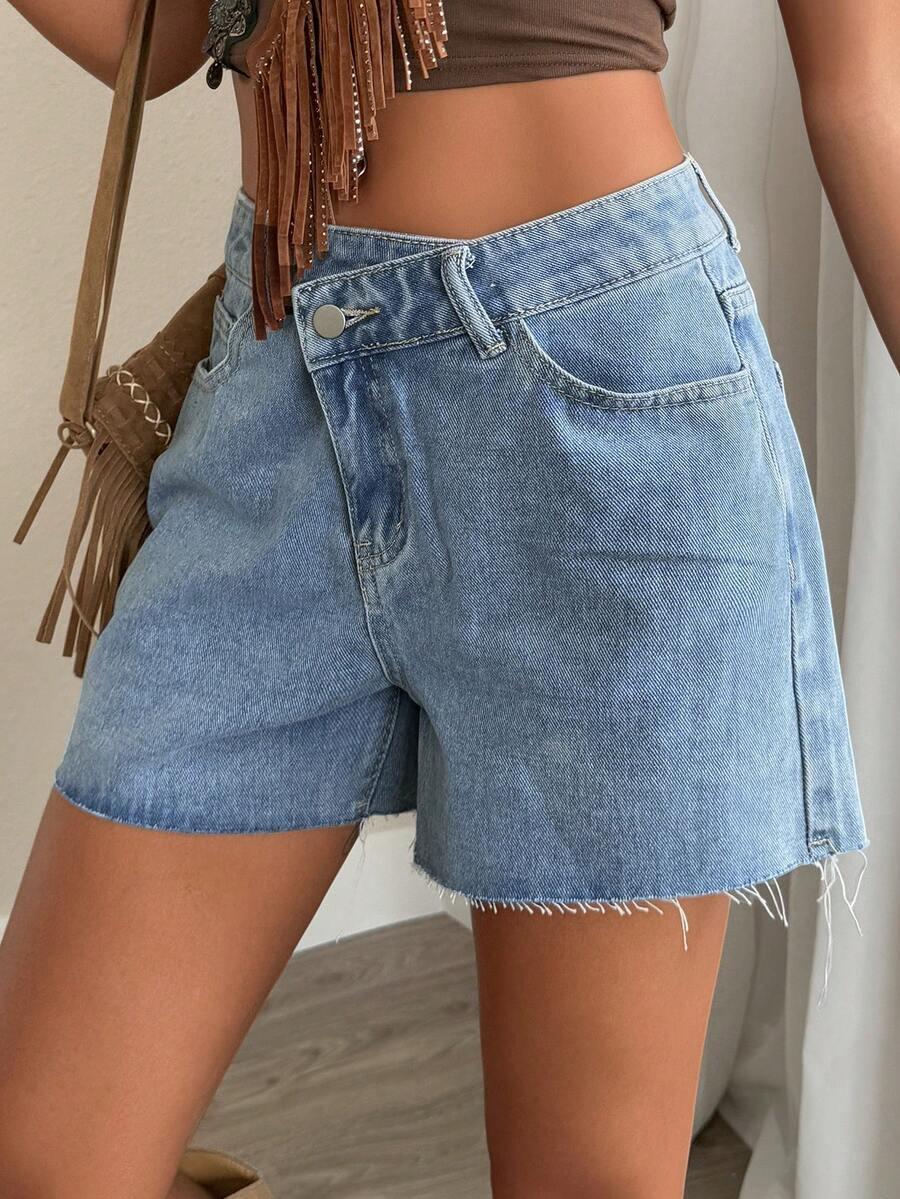 niebieskie spodenki jeans