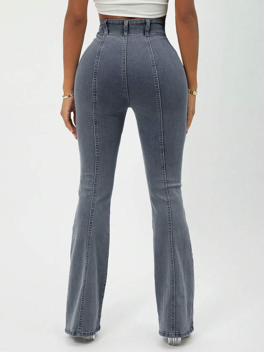 niebieskie spodnie jeans