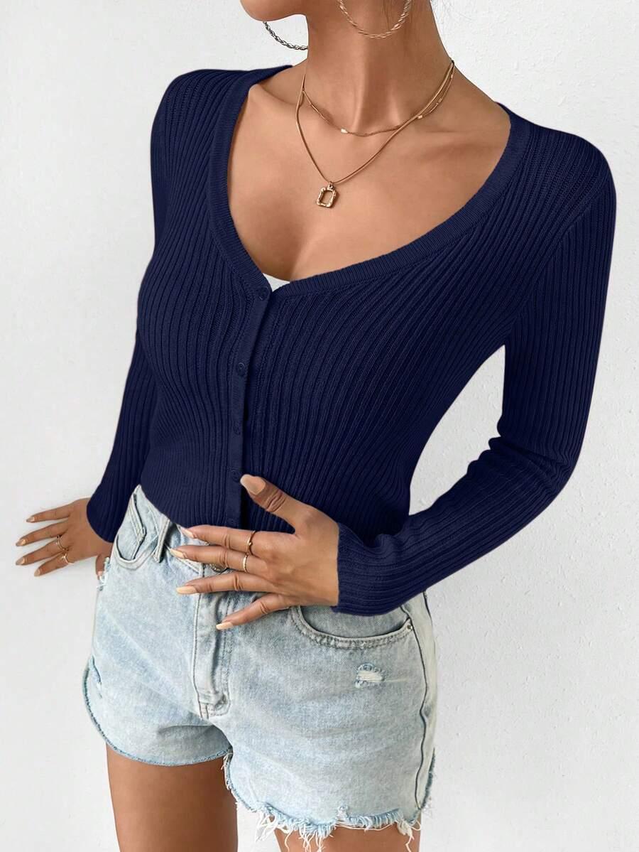 granatowy sweter guziki
