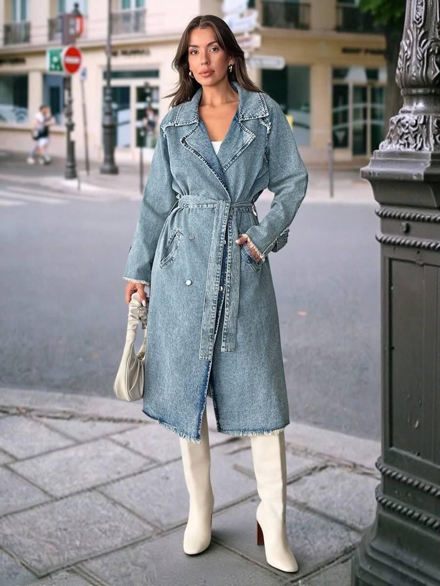 niebieski płaszcz jeans