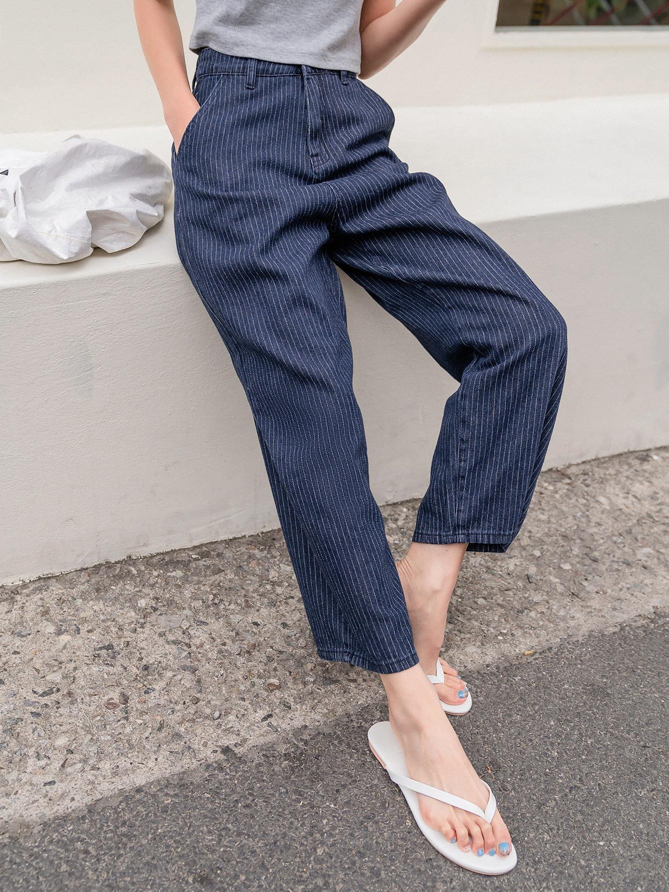 niebieskie spodnie jeans wzór paski