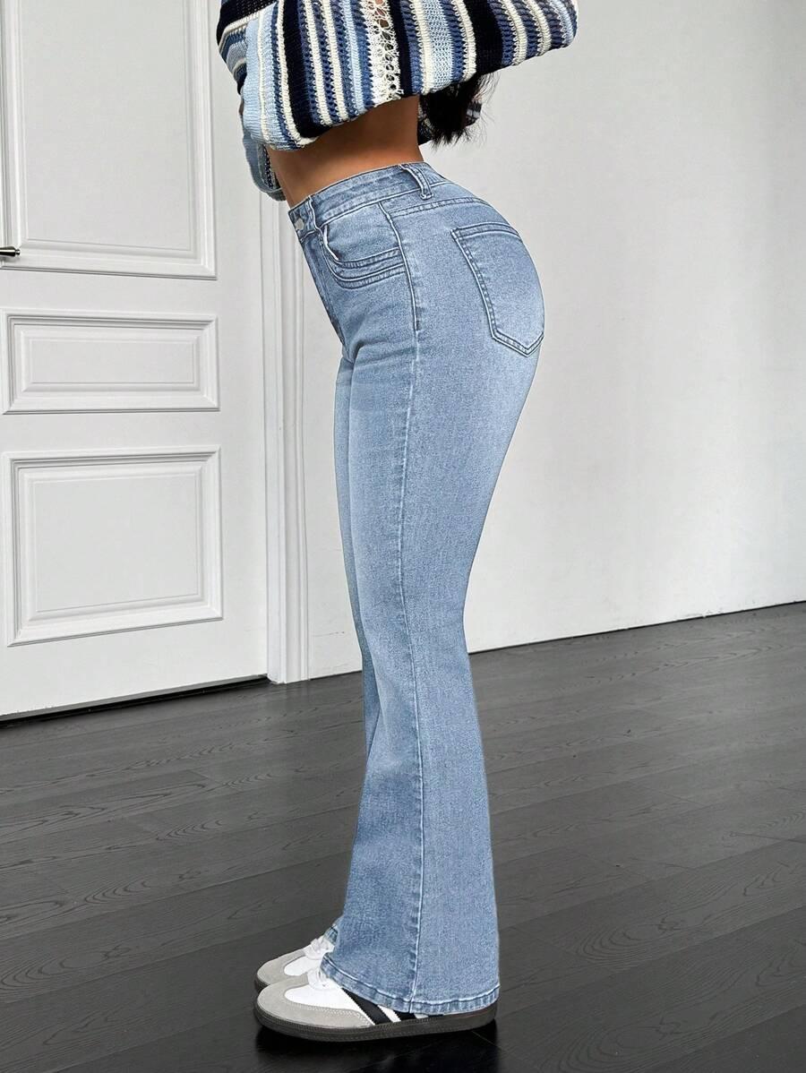 niebieskie spodnie jeans