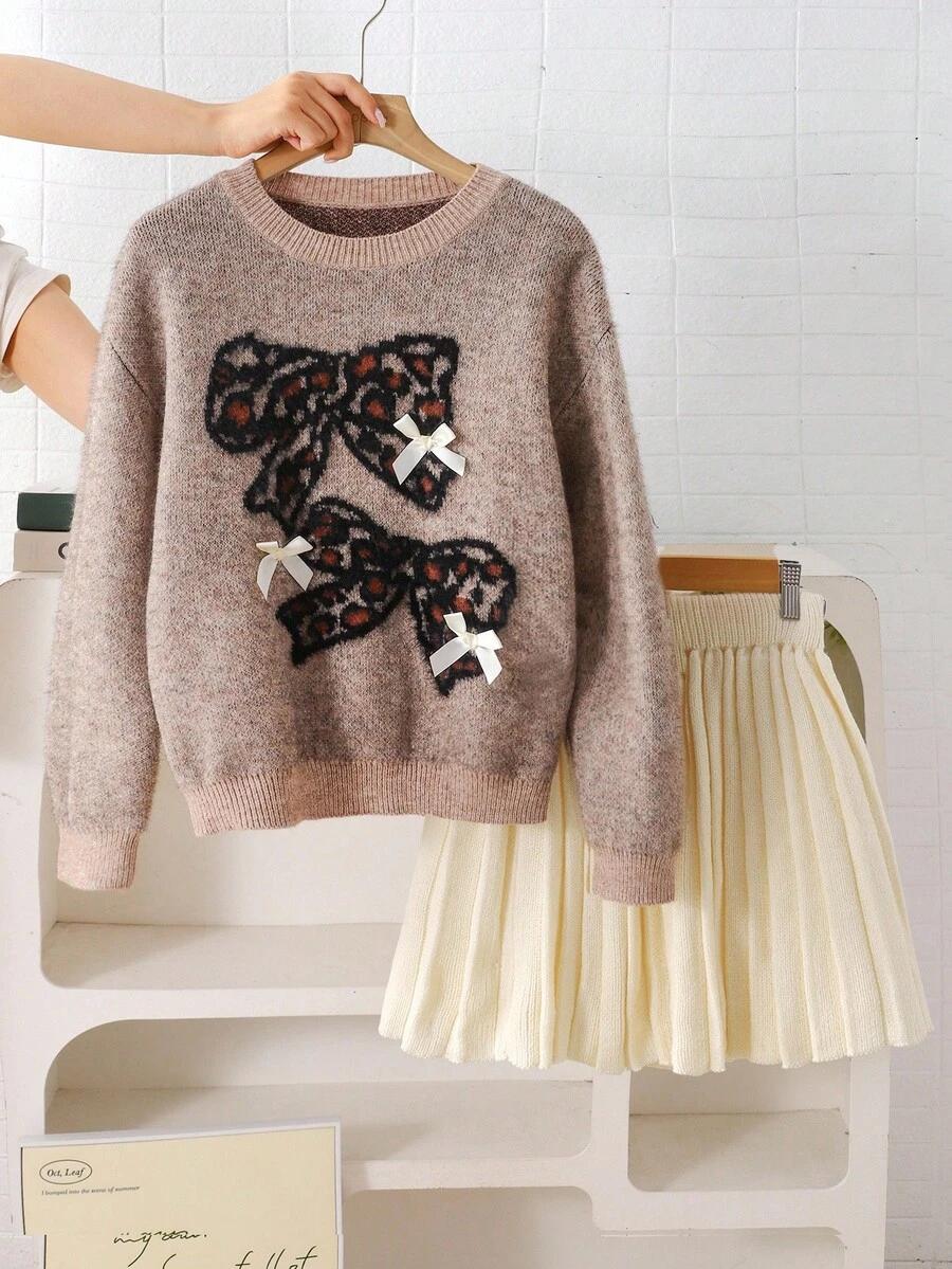 SWETER Z KOKARDKAMI