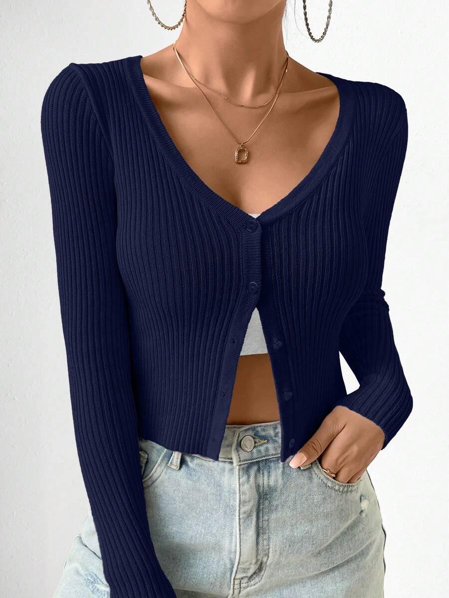 granatowy sweter guziki