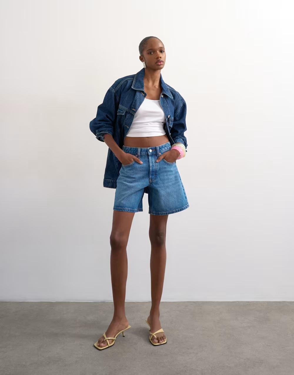 niebieskie krótkie spodenki jeans