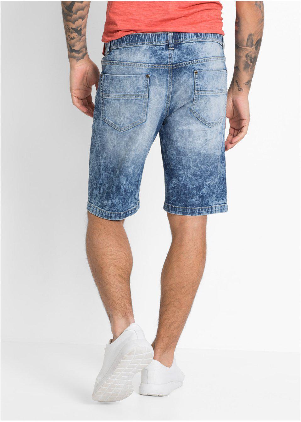 niebieskie spodenki jeans