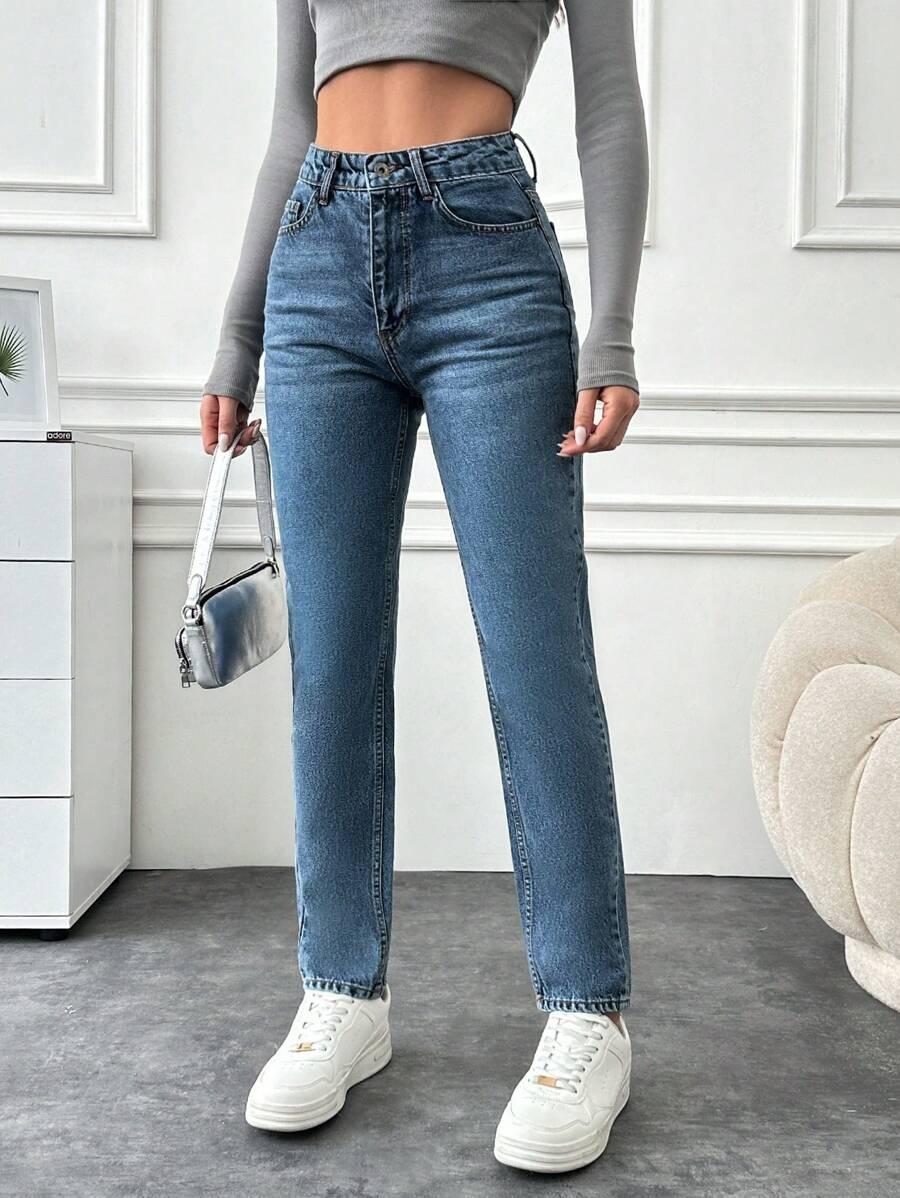 niebieskie spodnie jeans