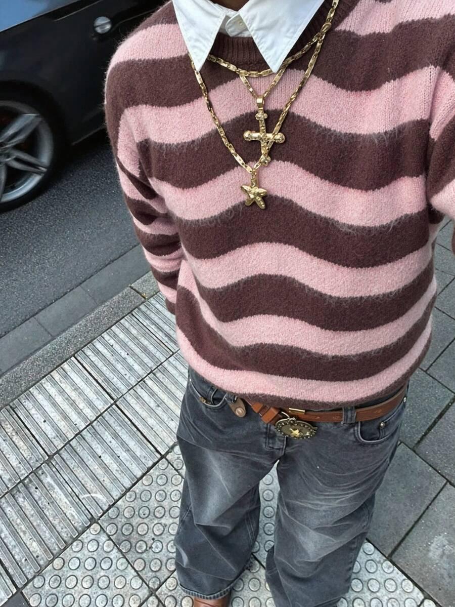 dzianinowy sweter wzór paski 