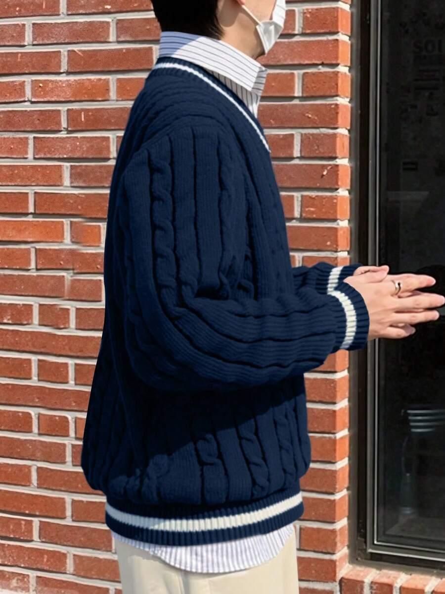 SWETER Z DEKOLTEM W SEREK