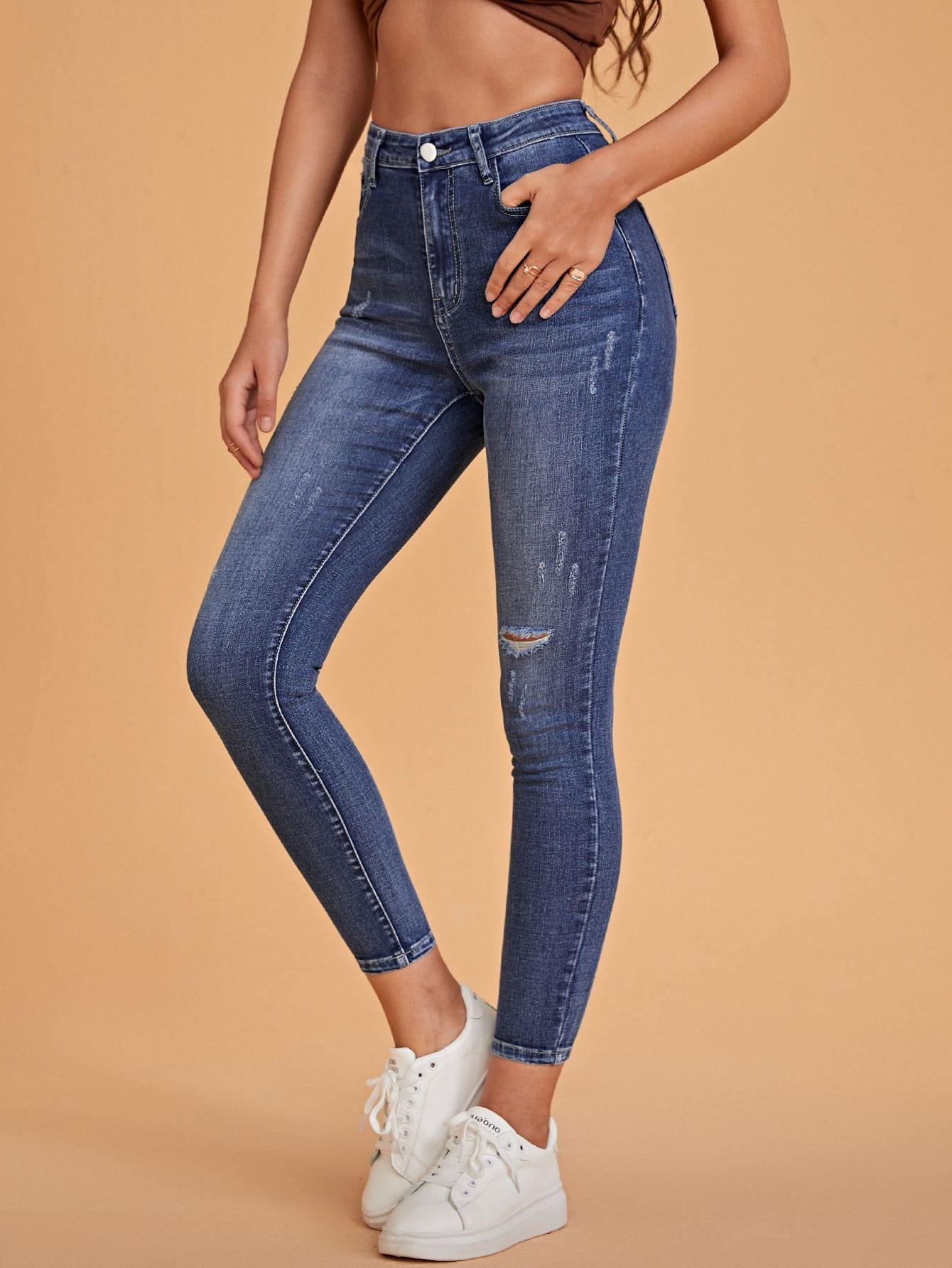 niebieskie spodnie jeans rurki
