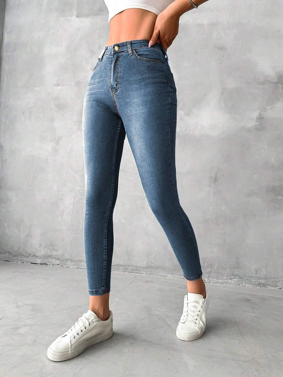 niebieskie spodnie jeans