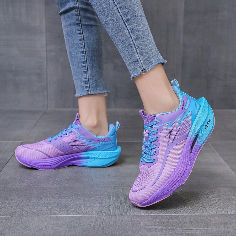 sznurowane buty sportowe