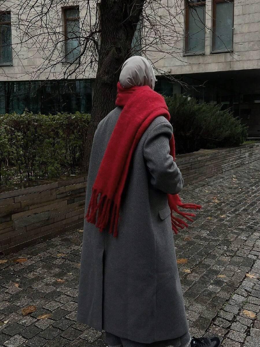 czerwony szalik frędzle