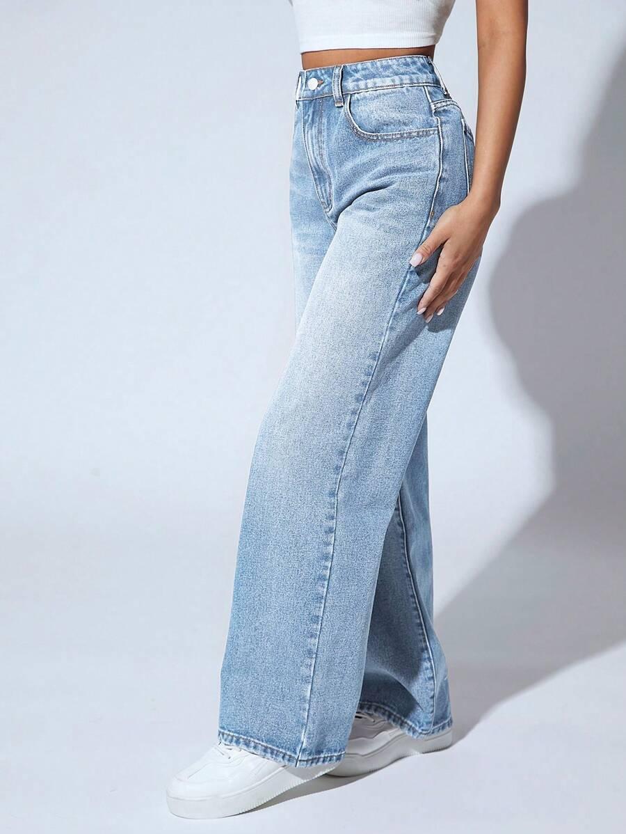 niebieskie spodnie jeans