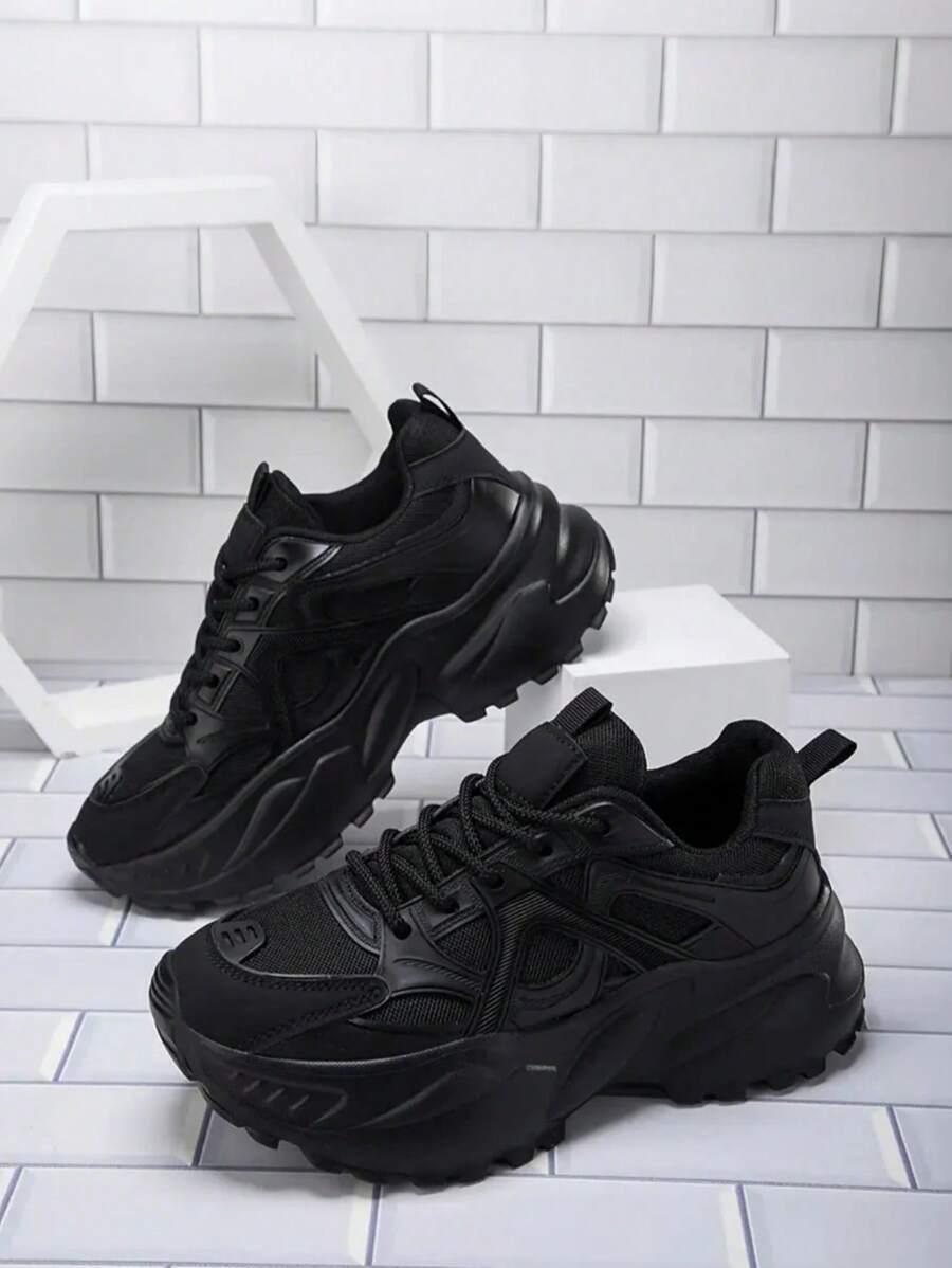 czarne sznurowane buty sportowe