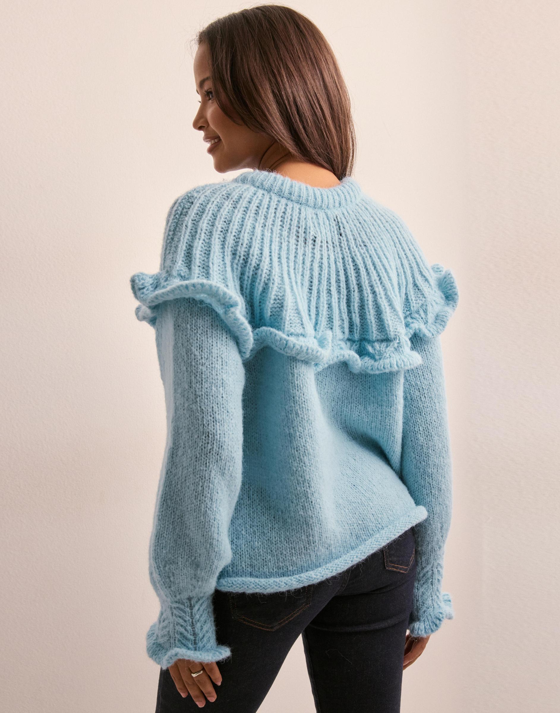 niebieski sweter falbany