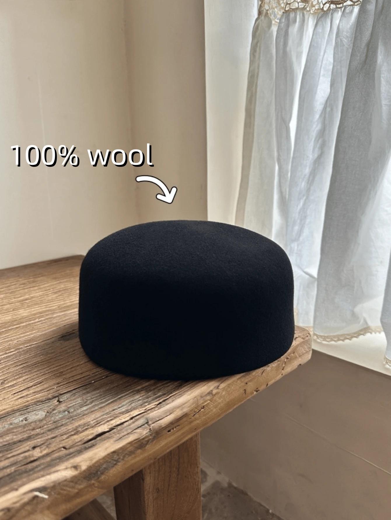 czarny wełniany beret