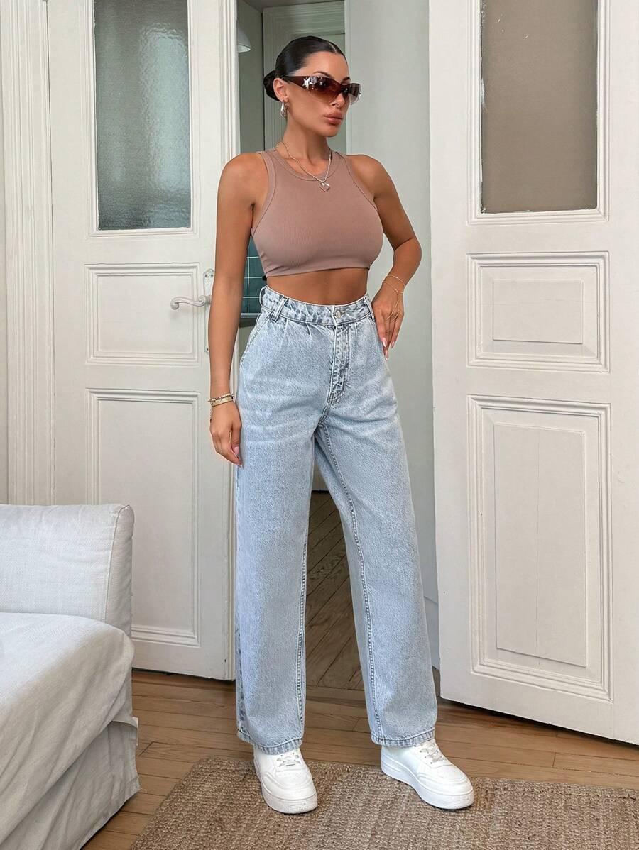 niebieskie spodnie jeans