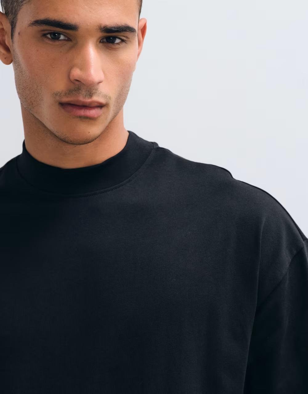 CZARNY T-SHIRT PRĄŻKI