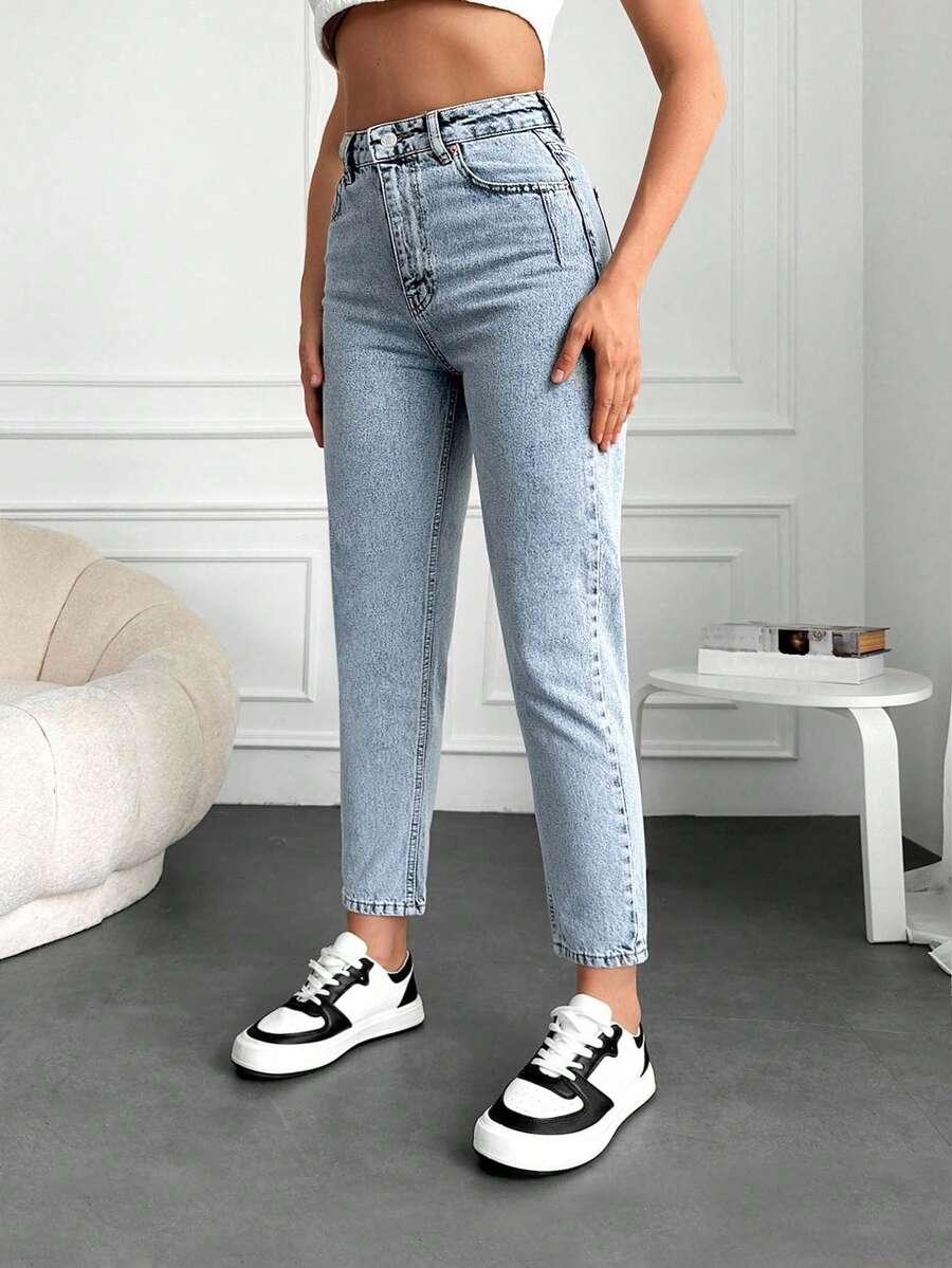 niebieskie spodnie jeans