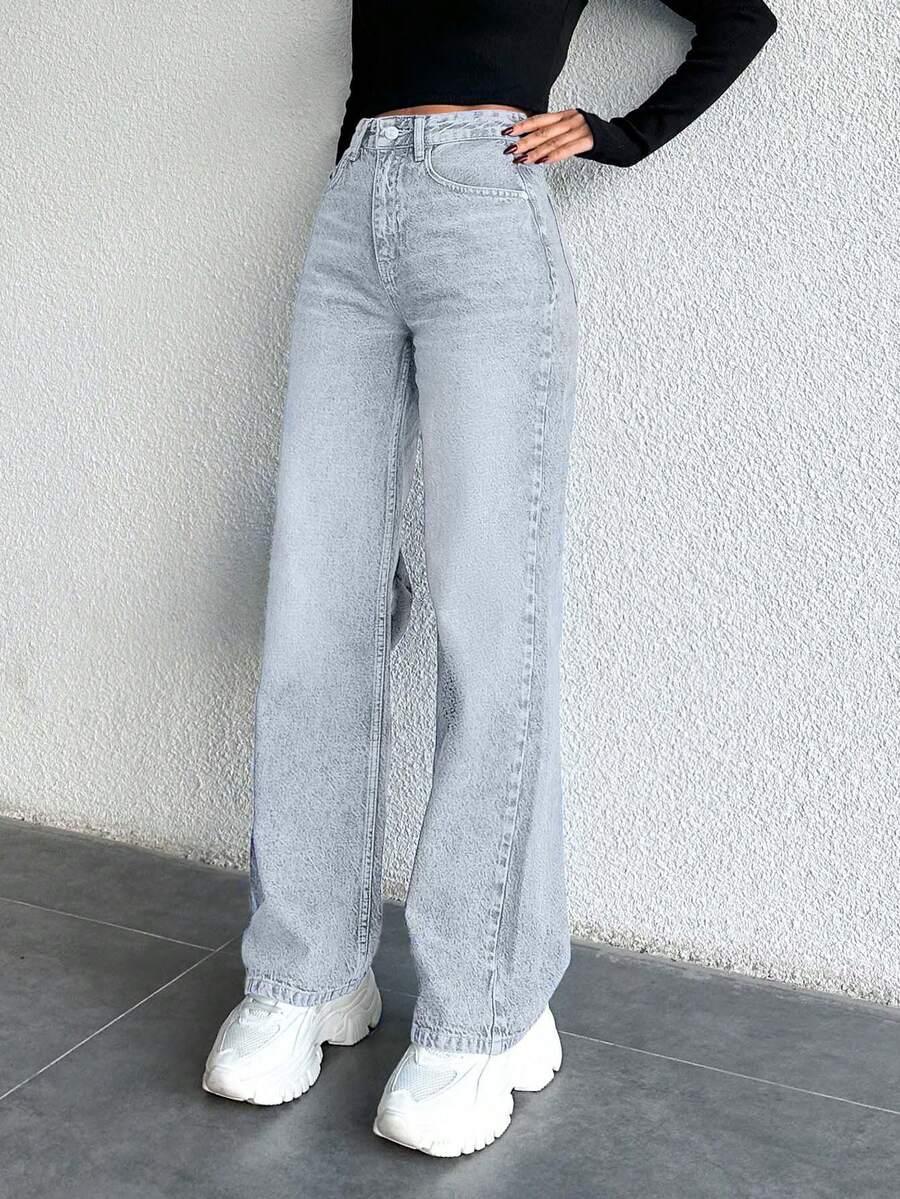 niebieskie spodnie jeans