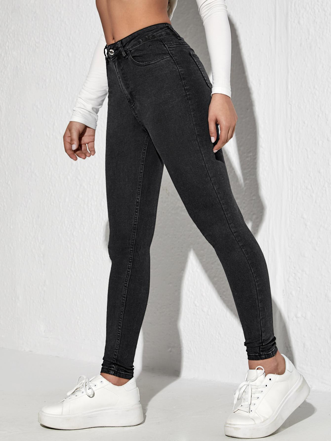 czarne spodnie jeans