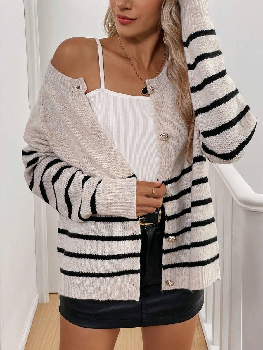 LUŹNY SWETER GUZIKI