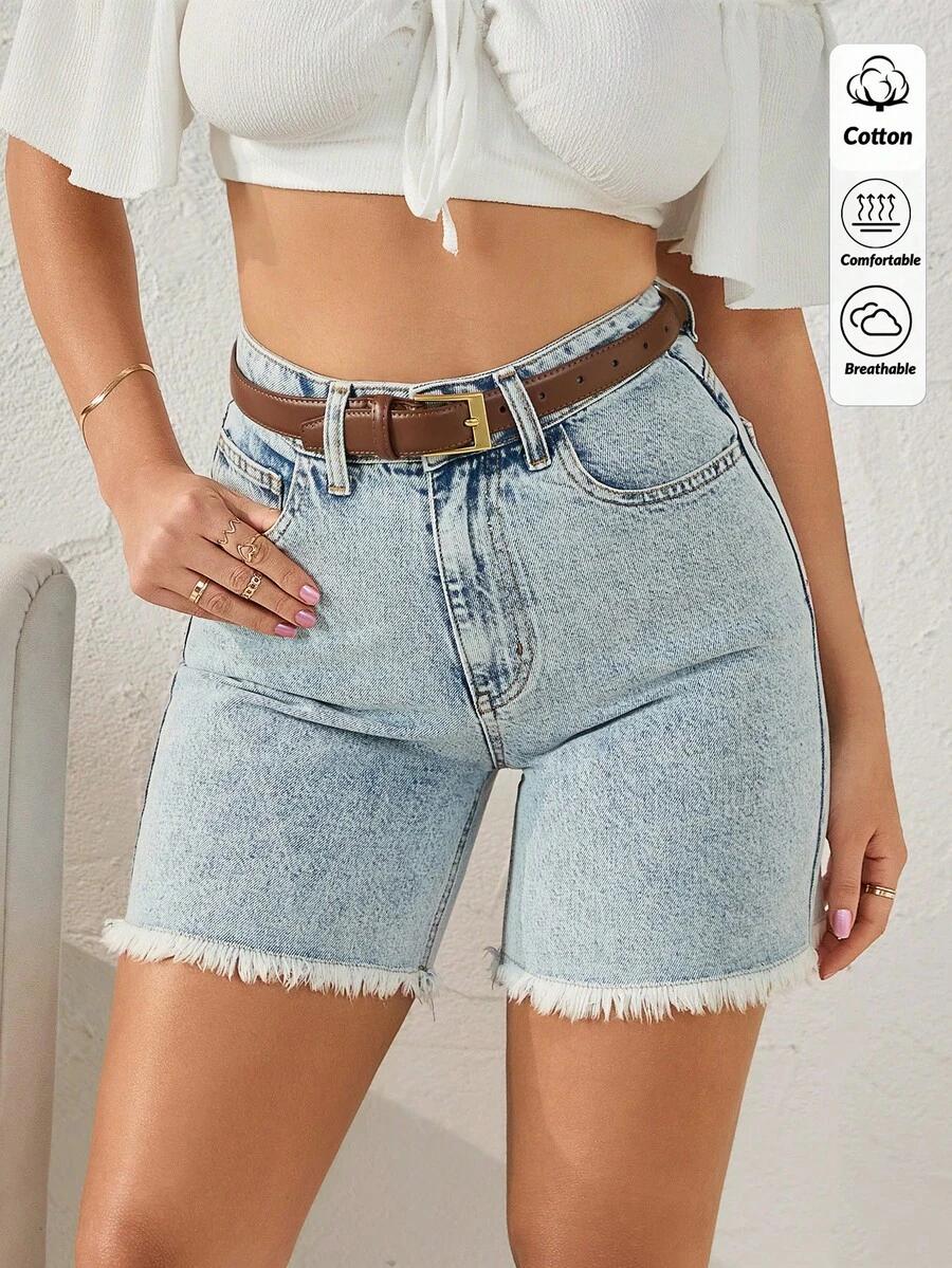 niebieskie krótkie spodenki jeans
