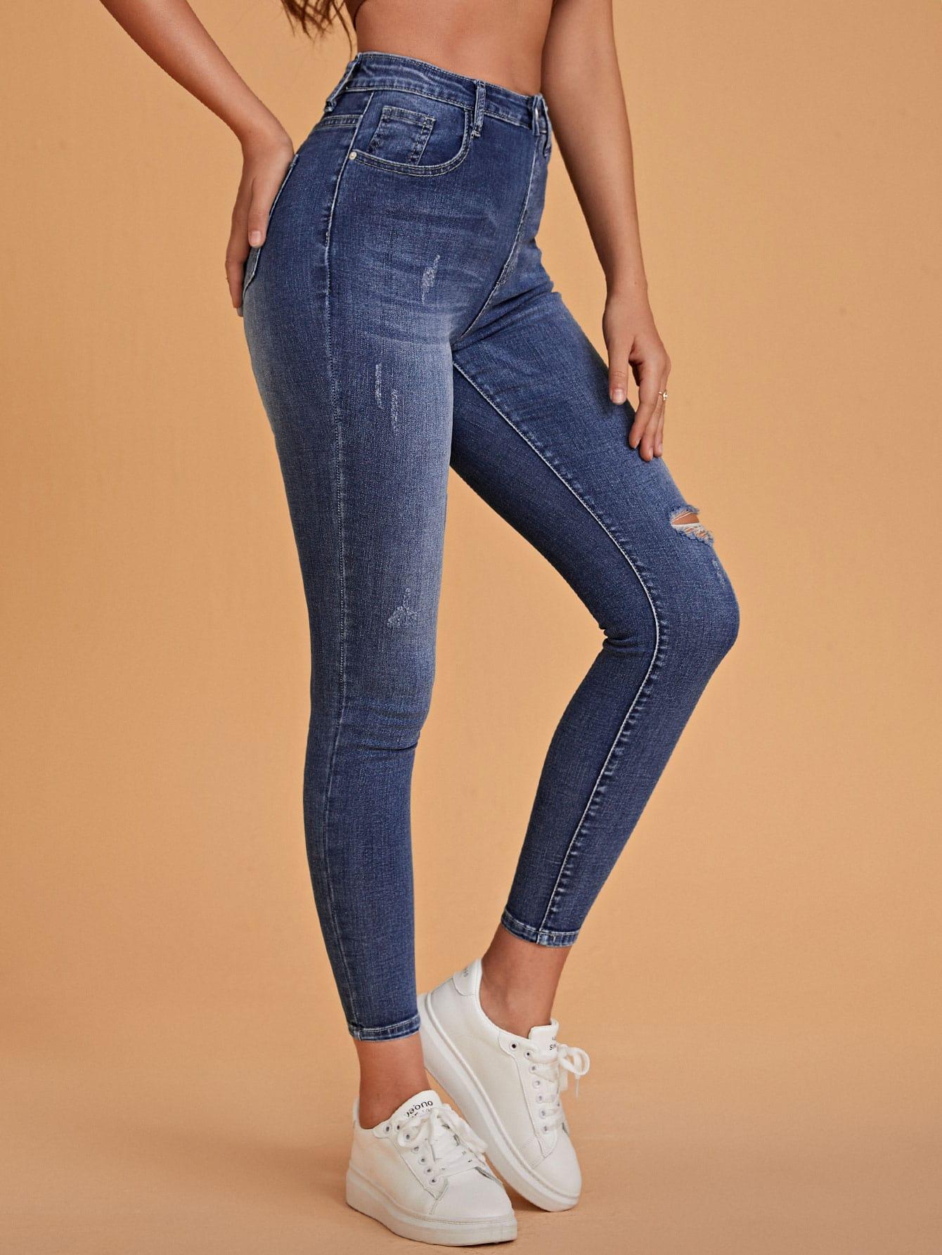 niebieskie spodnie jeans rurki