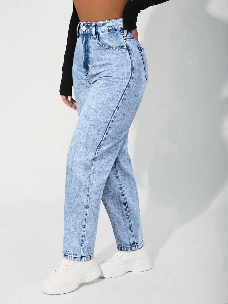 niebieskie spodnie jeans