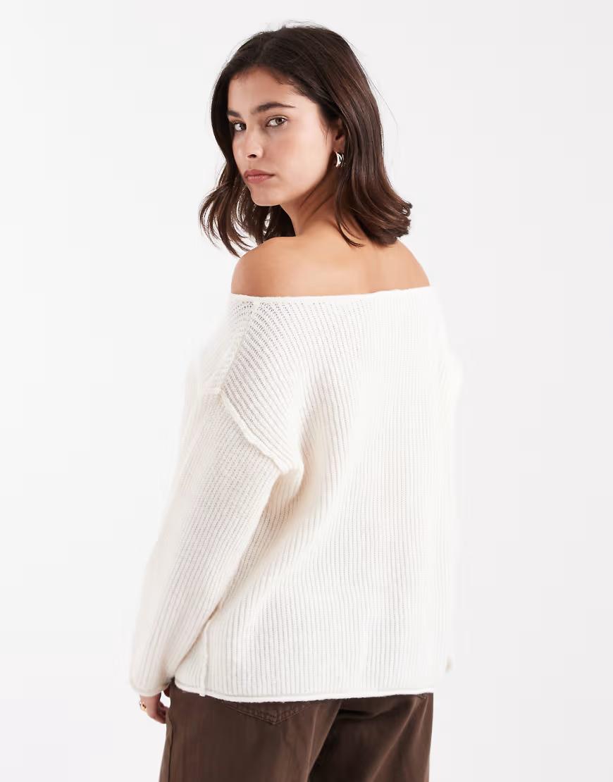 beżowy sweter odkryte ramiona
