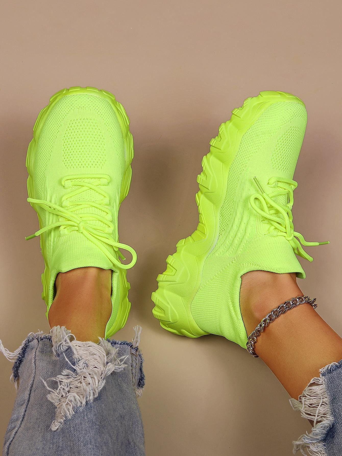 neonowe buty sportowe