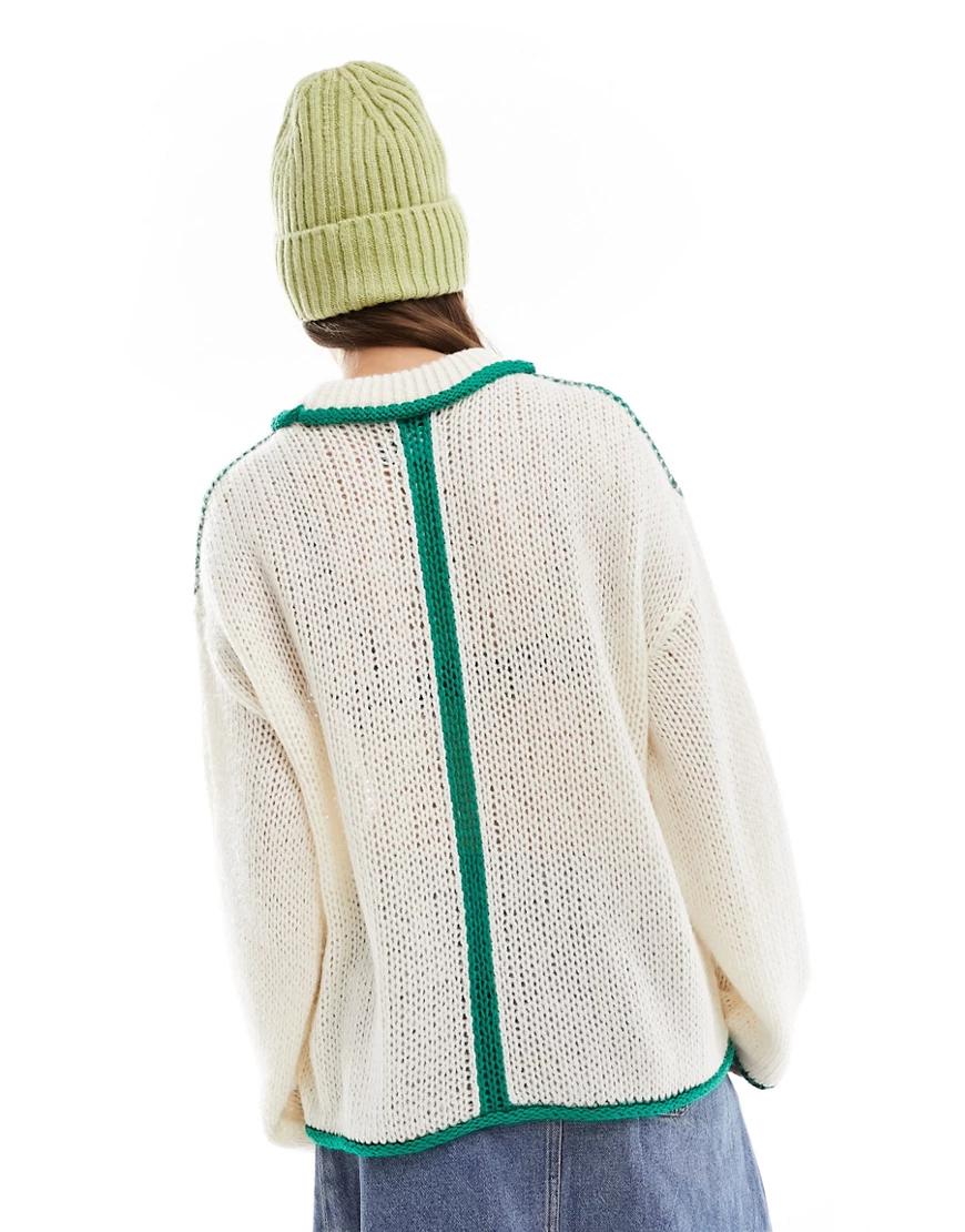 kremowy sweter oversize kontrast