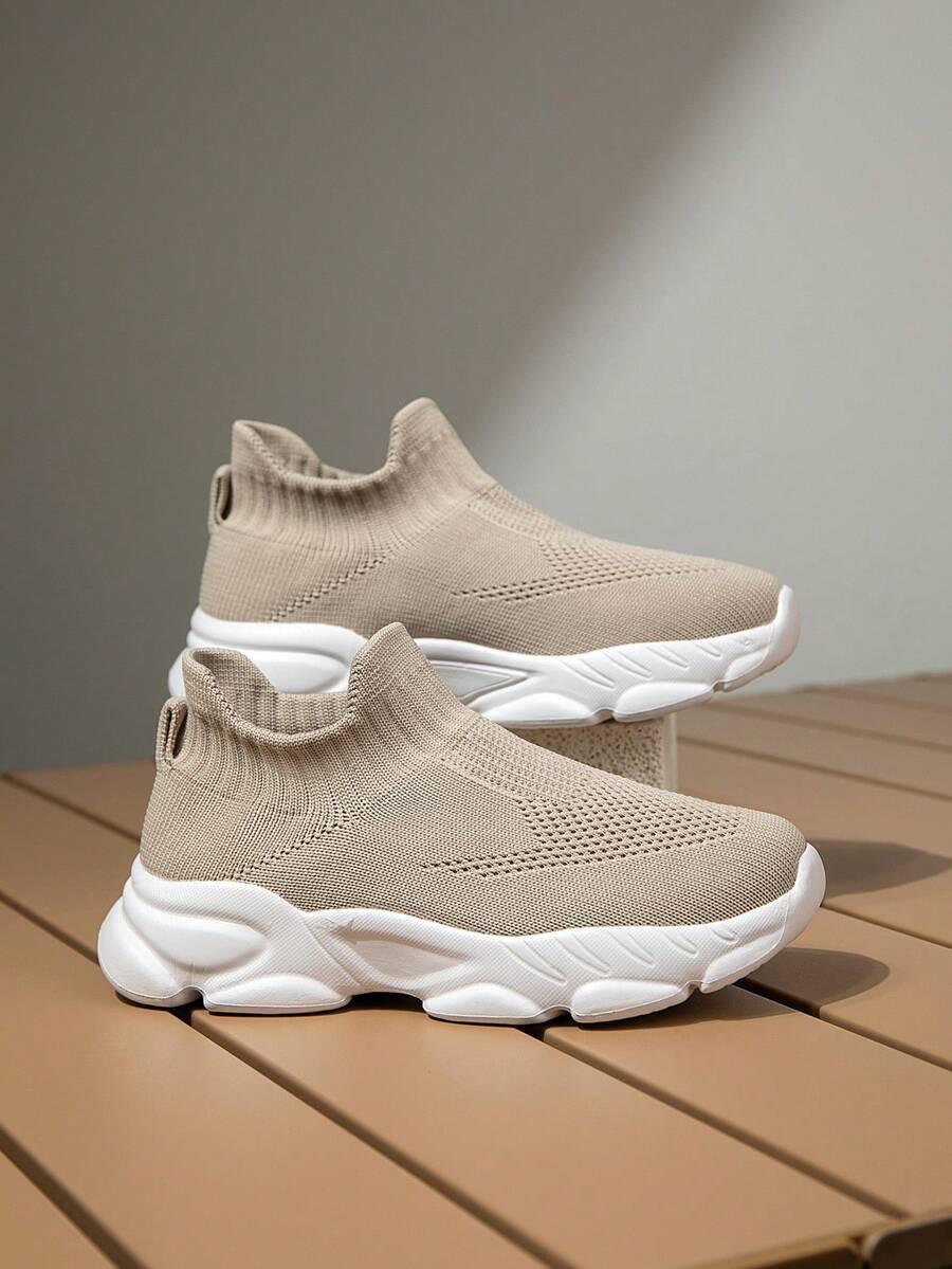 beżowe buty sportowe