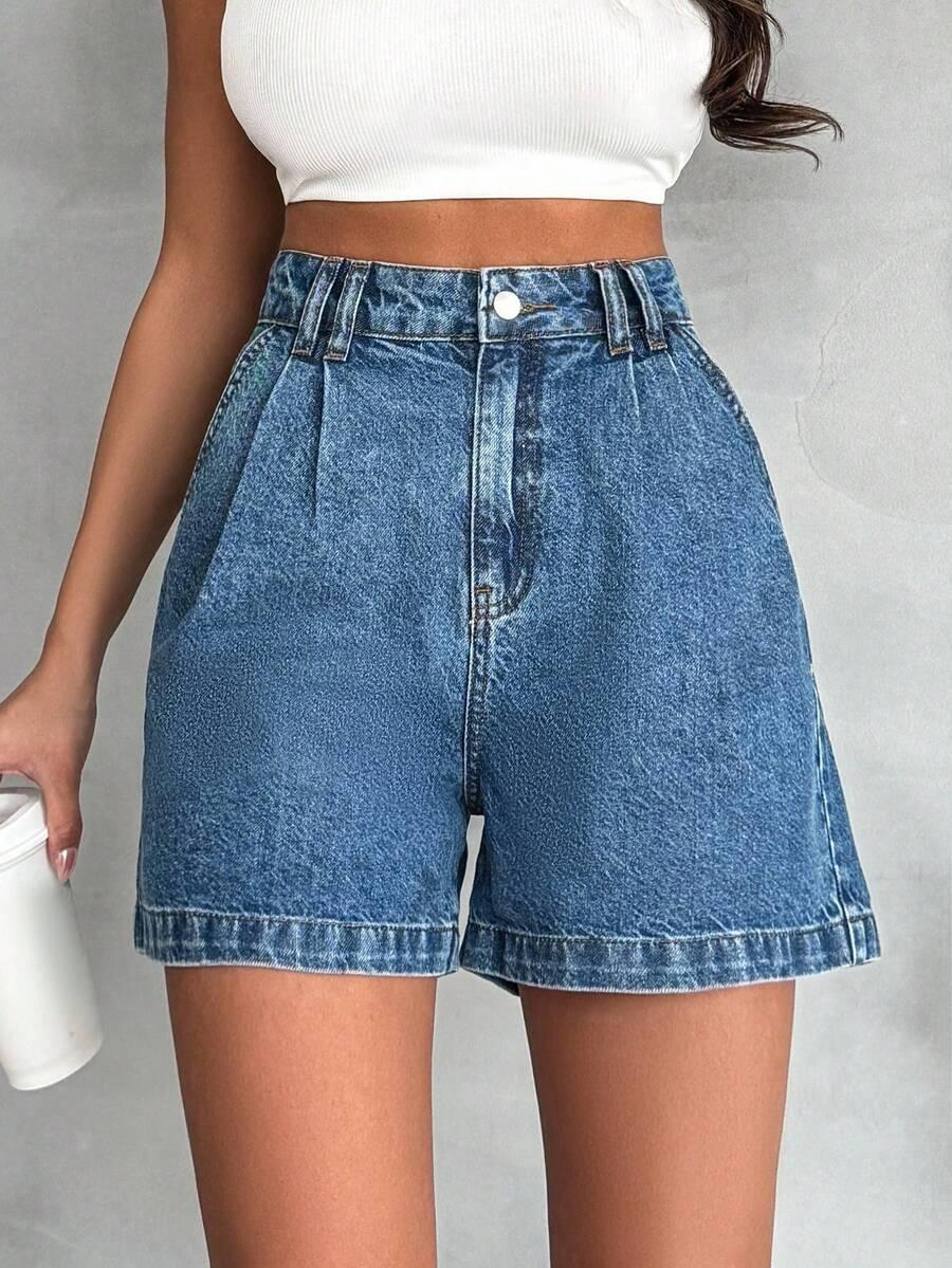 niebieskie spodenki jeans