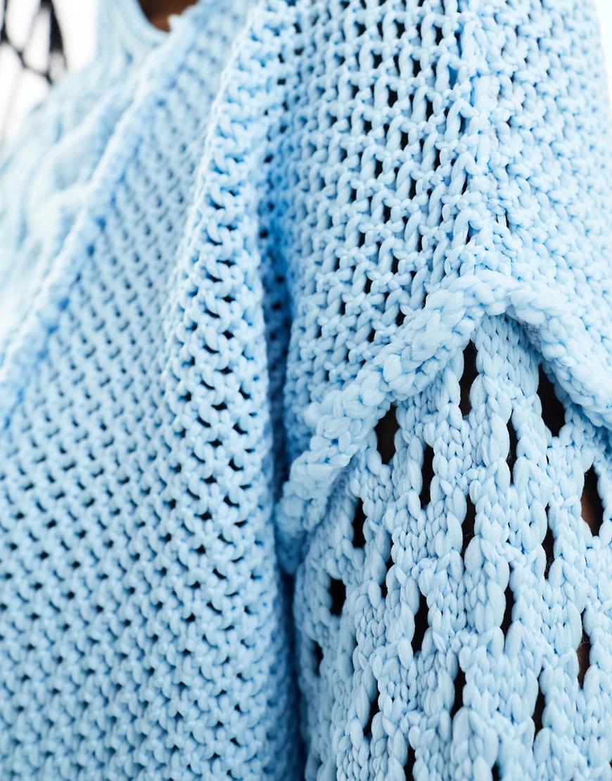 niebieski luźny krótki sweter stójka splot