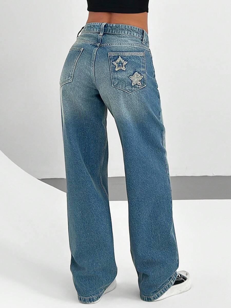 niebieskie spodnie jeans