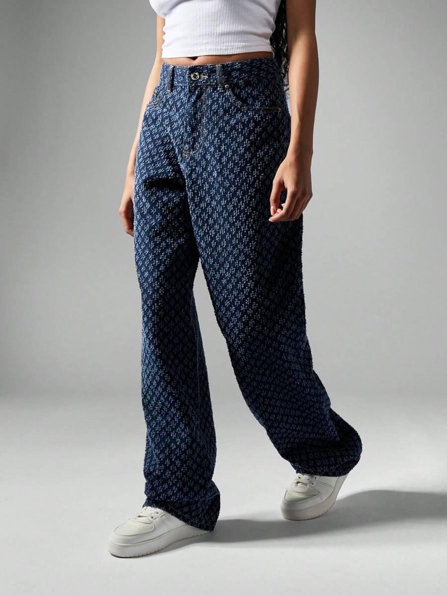 granatowe spodnie jeans