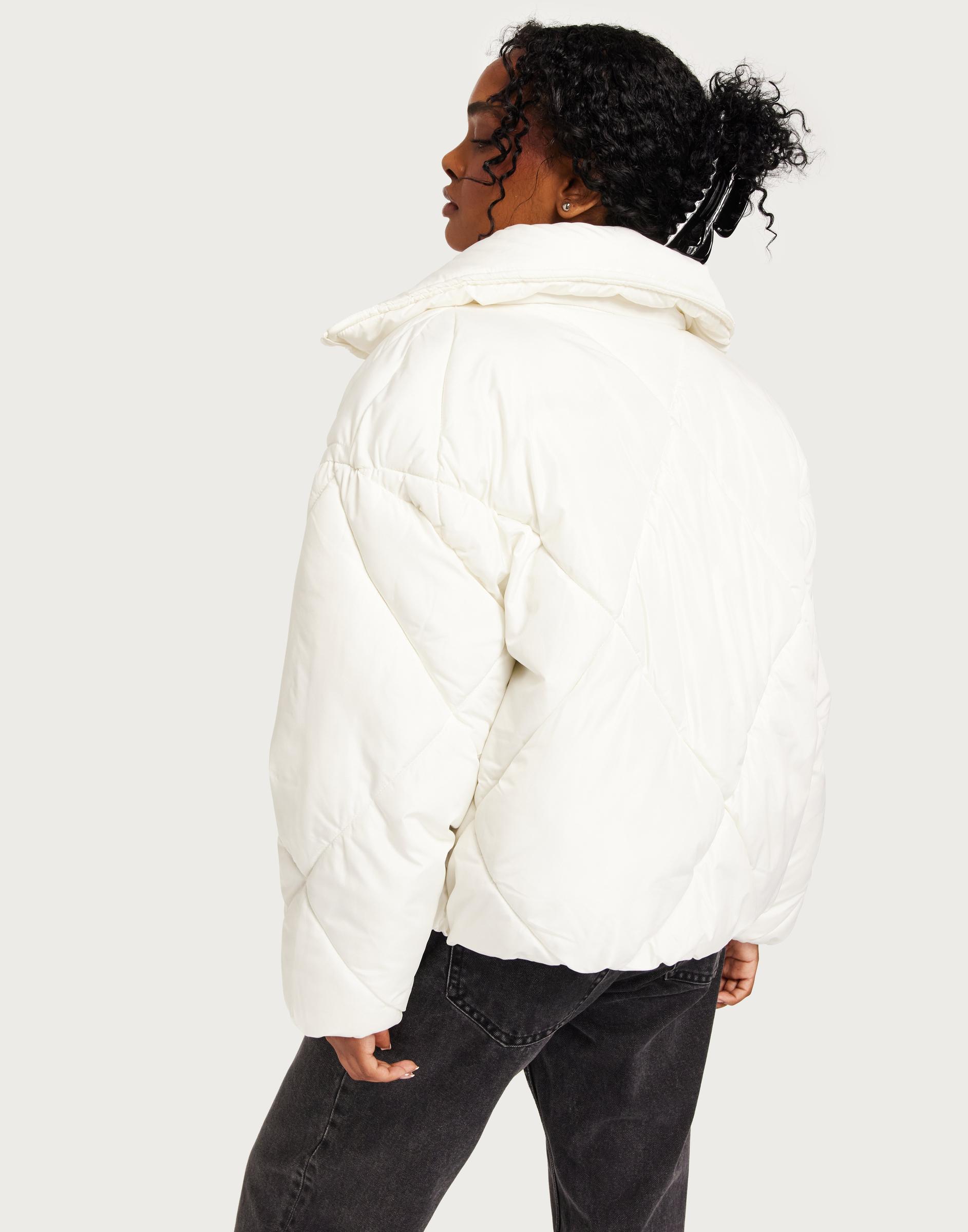 biała pikowana kurtka stójka zip