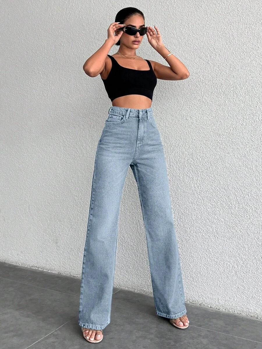niebieskie spodnie jeans
