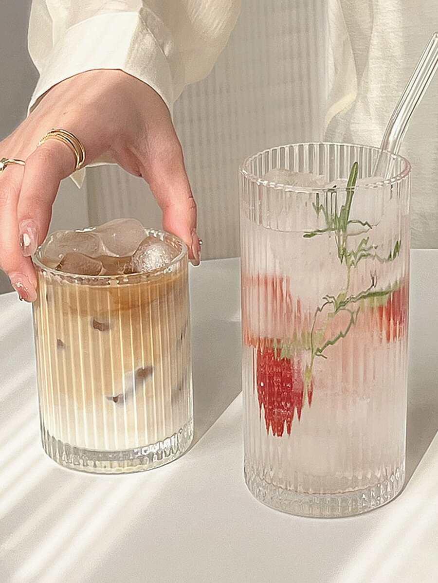 ryflowana bezbarwna szklanka