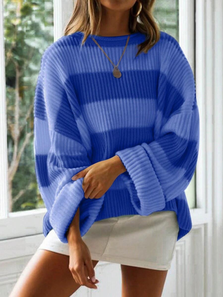 niebieski sweter w paski